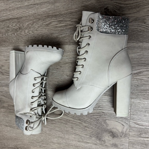 Shoes - NEW in BOX Glitter Accent Chinky Heel Lace-Up Ankle Boots Sz 9